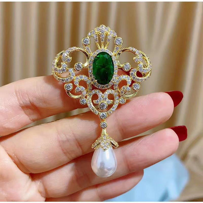 Floral Design Brooch with Sparkling Green Zircon