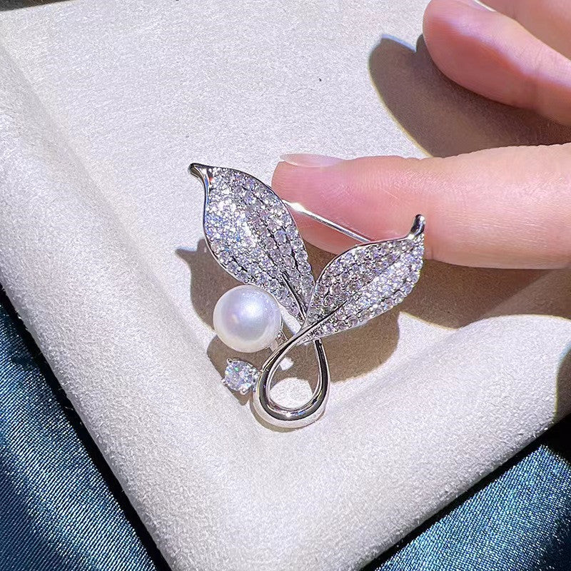 Another angle of the Elegant Silver & Gold Leaf Brooch