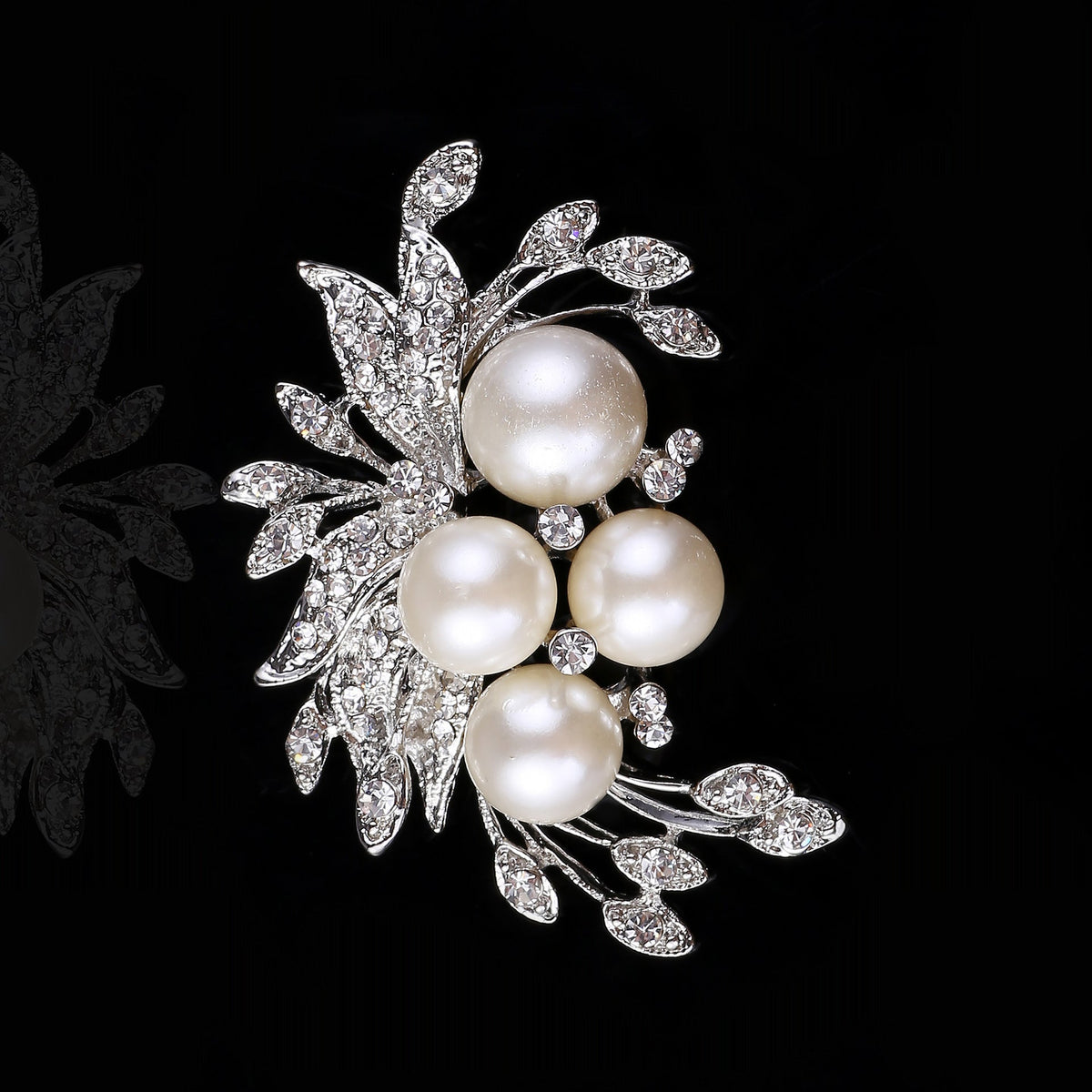 Stylish women's brooch with pearls image 3