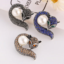 Glamorous pearl brooch close-up image 8
