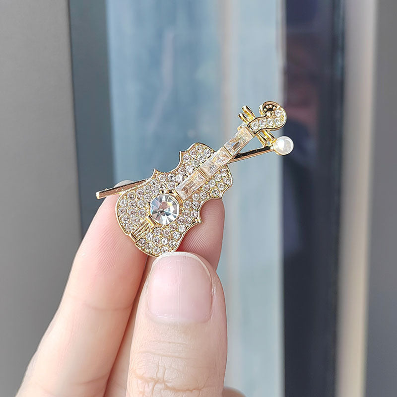 Chic Brooch with shimmer finish