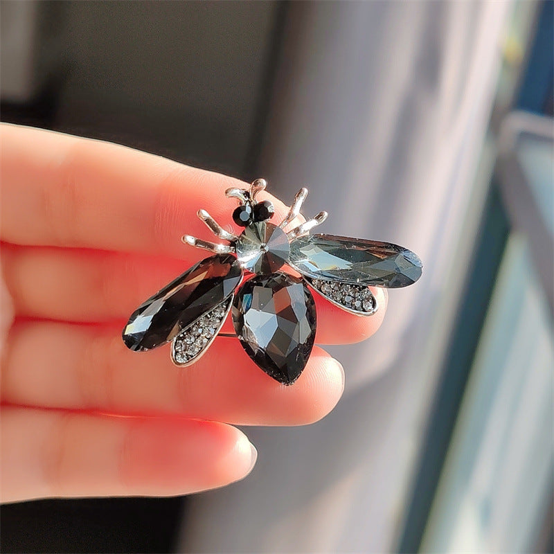 Unique Bee Brooch in gold colour image 3