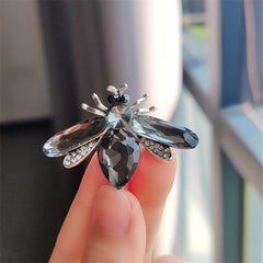 Bee brooch gift packaging image 7