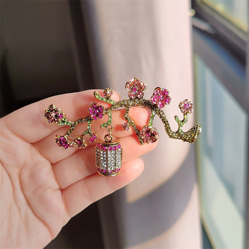 Fashion model wearing fashionable floral brooch