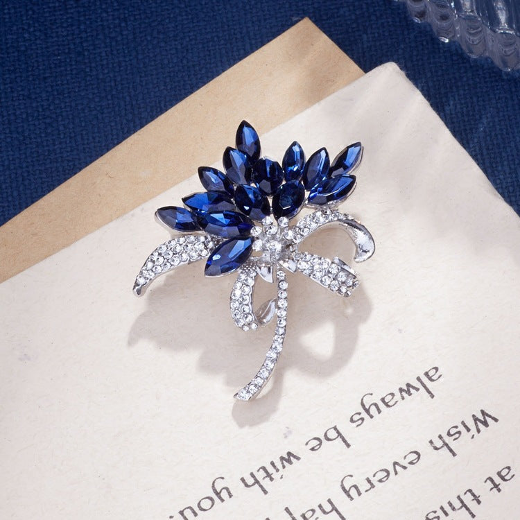 Stylish floral brooch for women