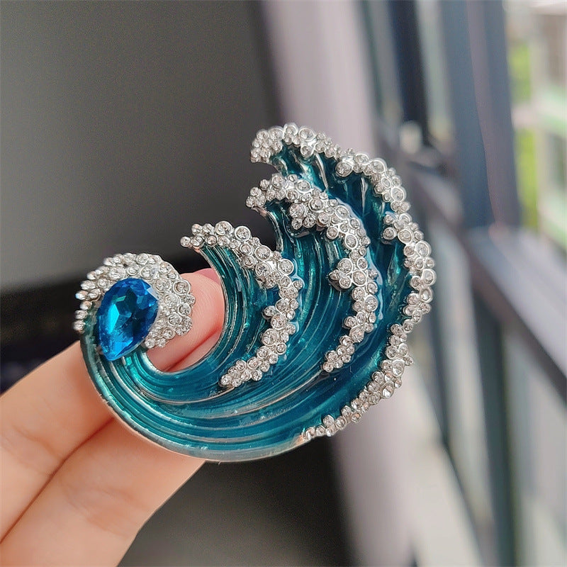 Elegant wave design brooch