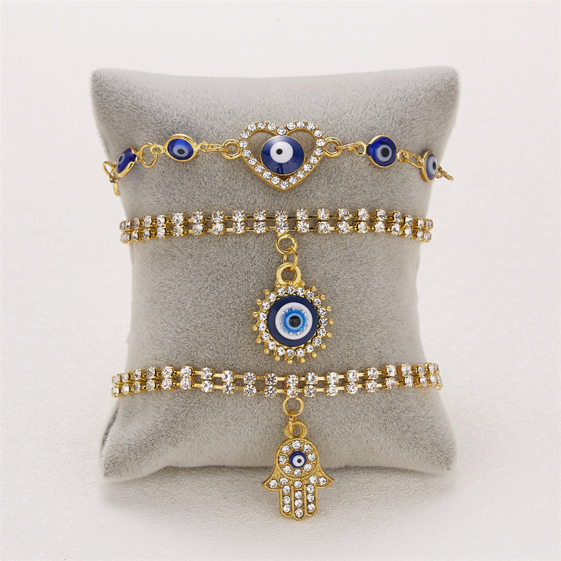 Wrist jewelry with eye-catching blue crystals